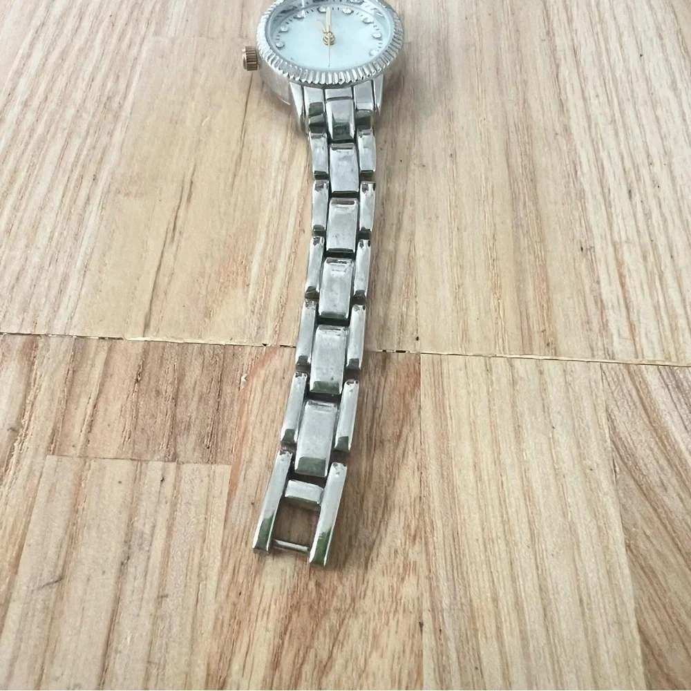 Unbranded ladies silver tone bracelet watch NEW BATTERY